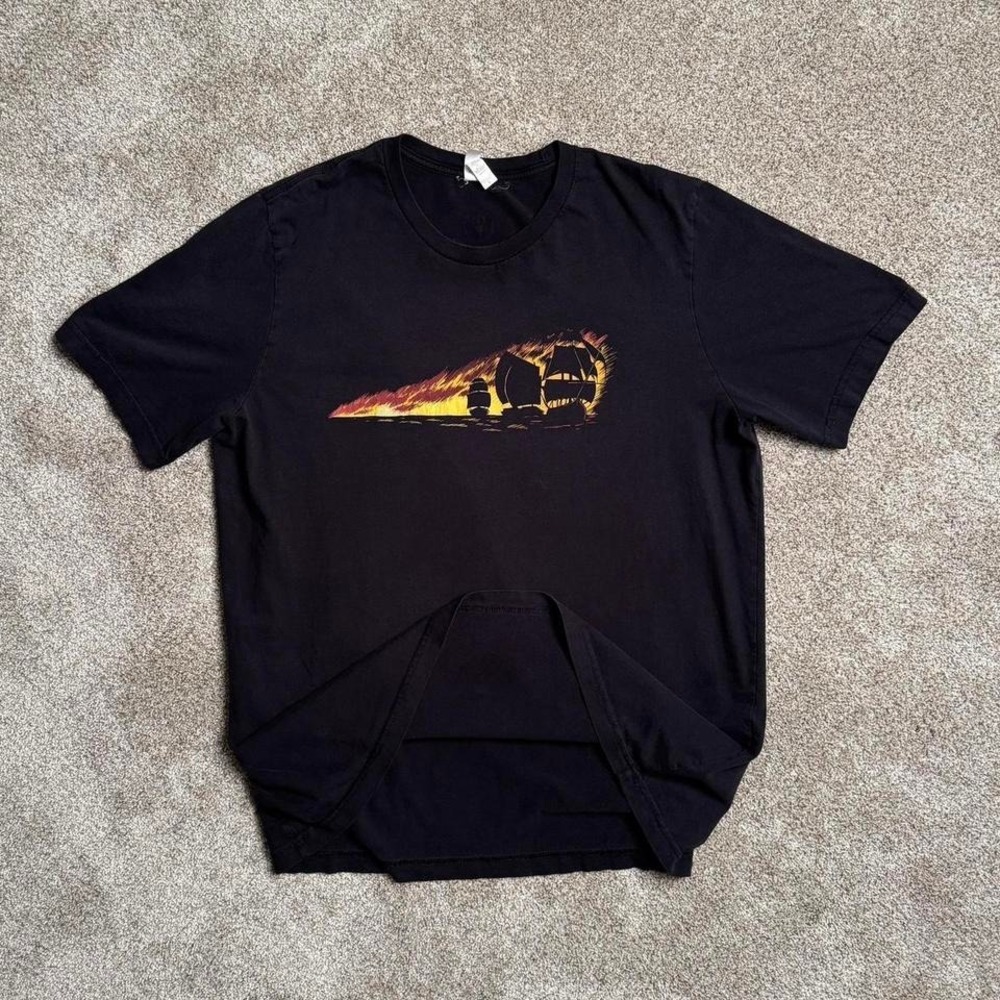 "MYSTERIOUS PACKAGE" GRAPHIC TEE